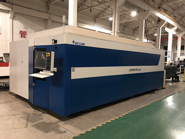 آلة قطع الألياف بالليزر المغلق بالليزر المغلقة بالكامل وآلة قطع الصفائح المعدنية